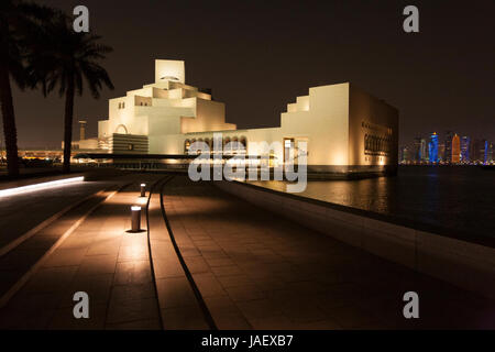 Le Musée d'Art islamique de Doha au Qatar, avec une vue sur la baie au-delà de la forte hausse des skyscrappers West Bay. Banque D'Images