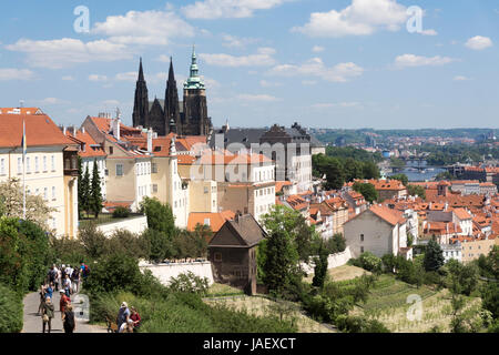 La vue sur la cathédrale Saint Vitus, la colline de Petrin et la rivière Vltava à Prague Banque D'Images