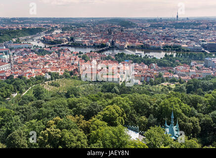 Capitale de Prague en République tchèque, en vue de la ville et de la rivière Vltava à partir de la colline de Petrin tour d'observation du parc de Petrin. Réplique de la Tour Eiffel construite 1891 Banque D'Images