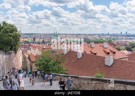 Vue sur la ville à partir des étapes menant à la place Hradcanske, Prague, République Tchèque Banque D'Images