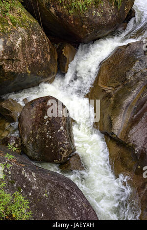 Petite rivière et cascade entre les roches du Parc National d'Itatiaia à Penedo, Rio de Janeiro Banque D'Images