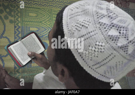 Abhisek Saha / le Pictorium - prière avant Iftar pendant le Ramadan en Inde - 04/06/2017 - Inde / Tripura / Agartala - INDE,TRIPURA-4 JUIN:Peo Banque D'Images