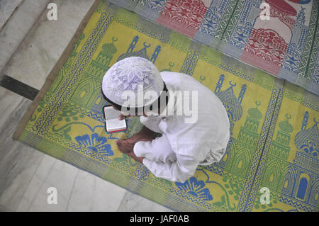 Abhisek Saha / le Pictorium - prière avant Iftar pendant le Ramadan en Inde - 04/06/2017 - Inde / Tripura / Agartala - INDE,TRIPURA-4 JUIN:Peo Banque D'Images