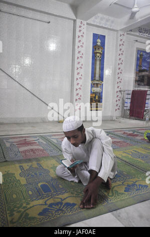 Abhisek Saha / le Pictorium - prière avant Iftar pendant le Ramadan en Inde - 04/06/2017 - Inde / Tripura / Agartala - INDE,TRIPURA-4 JUIN:Peo Banque D'Images