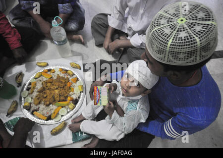 Abhisek Saha / le Pictorium - prière avant Iftar pendant le Ramadan en Inde - 04/06/2017 - Inde / Tripura / Agartala - INDE,TRIPURA-4 JUIN:Peo Banque D'Images