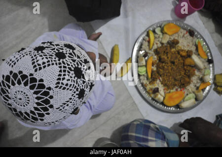 Abhisek Saha / le Pictorium - prière avant Iftar pendant le Ramadan en Inde - 04/06/2017 - Inde / Tripura / Agartala - INDE,TRIPURA-4 JUIN:Peo Banque D'Images