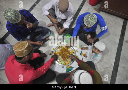 Abhisek Saha / le Pictorium - prière avant Iftar pendant le Ramadan en Inde - 04/06/2017 - Inde / Tripura / Agartala - INDE,TRIPURA-4 JUIN:Peo Banque D'Images