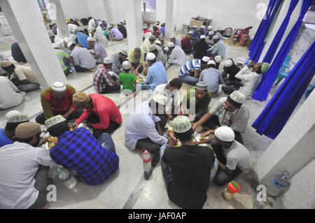 Abhisek Saha / le Pictorium - prière avant Iftar pendant le Ramadan en Inde - 04/06/2017 - Inde / Tripura / Agartala - INDE,TRIPURA-4 JUIN:Peo Banque D'Images