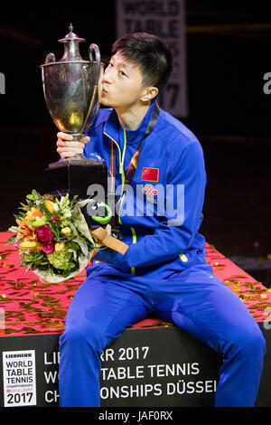 Dusseldorf, Allemagne. 5 juin, 2017. Ma Long (CHN) Tennis de Table : Championnats du Monde de Tennis de Table 2017 Masculin remise de médaille au parc des expositions de Düsseldorf à Düsseldorf, Allemagne . Credit : Enrico Calderoni/AFLO/Alamy Live News Banque D'Images