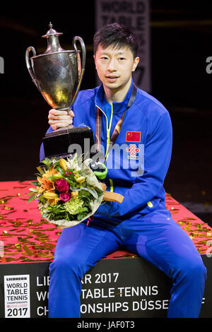 Dusseldorf, Allemagne. 5 juin, 2017. Ma Long (CHN) Tennis de Table : Championnats du Monde de Tennis de Table 2017 Masculin remise de médaille au parc des expositions de Düsseldorf à Düsseldorf, Allemagne . Credit : Enrico Calderoni/AFLO/Alamy Live News Banque D'Images