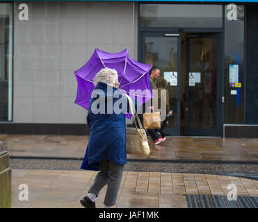 Des gales et de fortes pluies dans la ville alors que le temps non saisonnier entre dans sa deuxième journée au-dessus du quartier de détail de Preston. Les dégringoements torrentiels rendent difficile la tâche des acheteurs qui luttent contre les fortes rafales, les tortures et les conditions venteuses. Les prévisions sont pour la poursuite de la pluie persistante et souvent lourde se déplaçant lentement vers l'est, avec des vents forts. Crédit; MediaWorldImages/AlamyLiveNews Banque D'Images