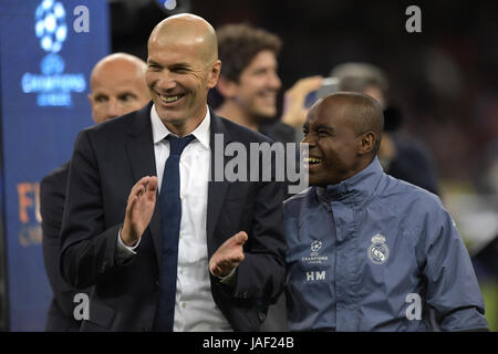 Cardiff, Pays de Galles. 3 juin, 2017. (L-R) Zinedine Zidane, Hamidou Msaidie (réel) Football/Football : l'entraîneur-chef du Real Madrid Zinedine Zidane célèbre avec l'entraîneur adjoint, Hamidou Msaidie après avoir remporté le match final de la Ligue des Champions entre la Juventus 1-4 Real Madrid au Millennium Stadium de Cardiff, au Pays de Galles . Credit : EXTRÊME-ORIENT PRESSE/AFLO/Alamy Live News Banque D'Images
