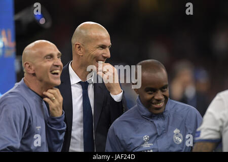Cardiff, Pays de Galles. 3 juin, 2017. (L-R) David Bettoni, Zinedine Zidane, Hamidou Msaidie (réel) Football/Football : l'entraîneur-chef du Real Madrid Zinedine Zidane célèbre avec entraîneurs adjoints David Bettoni et Hamidou Msaidie après avoir remporté le match final de la Ligue des Champions entre la Juventus 1-4 Real Madrid au Millennium Stadium de Cardiff, au Pays de Galles . Credit : EXTRÊME-ORIENT PRESSE/AFLO/Alamy Live News Banque D'Images