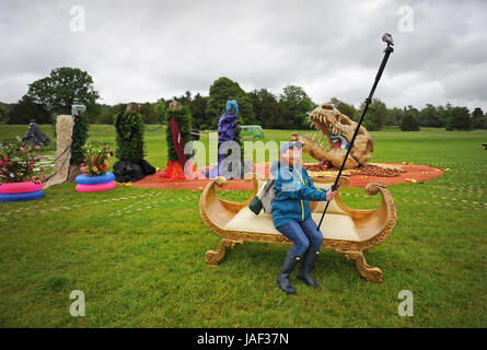 Chatsworth, Derbyshire, Royaume-Uni. 6 juin, 2017. 6e juin 2017. Chatsworth Flower Show de la Royal Horticultural Society. Photo montre Tracy Burfield arrête de prendre un sur l'un des selfies afficher gardens au Chatsworth RHS Flower Show à Chatsworth House, dans le Derbyshire. Credit : Howard Walker/Alamy Live News Banque D'Images