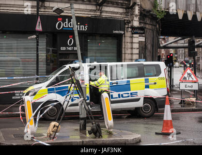 Londres, Royaume-Uni. 6 juin, 2017. Des cordons de police restent en place autour du pont de Londres à la suite de l'attaque terroriste. Crédit : Ian Davidson/Alamy Live News Banque D'Images