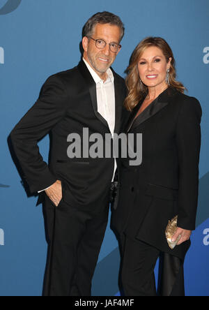 New York, USA. 5 juin, 2017. Designer KENNETH COLE ET MARIA CUOMO COLE assister au 2017 CFDA Fashion Awards tenue au Hammerstein Ballroom Crédit : Nancy/Kaszerman ZUMA Wire/Alamy Live News Banque D'Images