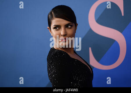 New York, USA. Juin 2017, 5ème. Priyanka Chopra assiste à la CFDA Fashion Awards 2017 au Hammerstein Ballroom le 5 juin 2017 à New York. Crédit : Erik Pendzich/Alamy Live News Banque D'Images