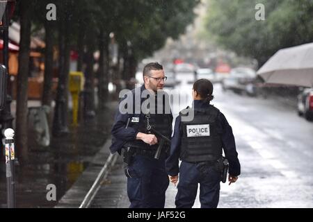Paris, France. 6 juin, 2017. Bloc de police de la rue près de la cathédrale Notre-Dame de Paris, France, 6 juin 2017. Un homme armé d'un marteau a attaqué un policier le mardi à l'extérieur de la Cathédrale Notre Dame de Paris avant d'être blessé, chaîne d'information BFMTV locales signalées. Crédit : Li Genxing/Xinhua/Alamy Live News Banque D'Images