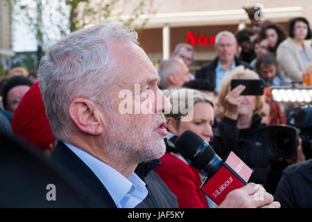 Leader du travail Jeremy Corbyn s'exprimant lors d'une réunion avant l'élection générale de 2017 à M40 Motorway, Telford, Shropshire, Angleterre Banque D'Images