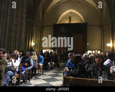 Paris, France. 6 juin, 2017. Les visiteurs attendent d'être évacuées dans la Cathédrale Notre-Dame de Paris, France, le 6 juin 2017. Un homme armé d'un marteau a attaqué un policier le mardi à l'extérieur de la Cathédrale Notre Dame de Paris avant d'être blessé, chaîne d'information BFMTV locales signalées. Credit : Qi Zhengwen/Xinhua/Alamy Live News Banque D'Images