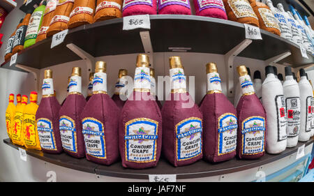 Tous les avis en Vin casher Manischwitz artiste britannique Lucy Sparrow's bodega installation, '8', 'jusqu'à la fin de l'équipée complètement avec tous les produits de 1650 à 1800, vu dans le Meatpacking District à New York le mardi, Juin 6, 2017. Les 1200 pieds carrés de bodega dispose d'éléments trouvés dans la bodega typique de New York y compris les collations, de la bière, des bonbons, des cigarettes et un deli cat. Les marchandises sont tous à vendre et comme il n'y a pas de retour en stock une fois qu'un produit est épuisé, son parti. La bodega sera opérationnel jusqu'au 30 juin. ( © Richard B. Crédit : Richard Levine/Alamy Live News Banque D'Images