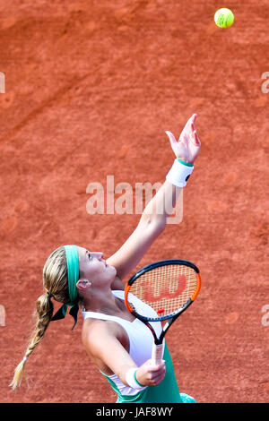 Paris, France. 6 juin, 2017. Kristina Mladenovic de France sert pendant le quart de finale dames contre Timea Bacsinszky de la Suisse à l'Open de France 2017 Tournoi de tennis à Paris, France, le 6 juin 2017. Timea Bacsinszky a gagné 2-0. Crédit : Chen Yichen/Xinhua/Alamy Live News Banque D'Images