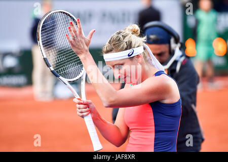 Paris, France. 6 juin, 2017. Timea Bacsinszky (L) de la Suisse se réjouit de Kristina Mladenovic de France pendant leur quart de finale dames à l'Open de France 2017 Tournoi de tennis à Paris, France, le 6 juin 2017. Timea Bacsinszky a gagné 2-0. Crédit : Chen Yichen/Xinhua/Alamy Live News Banque D'Images