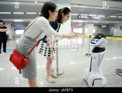 Ningbo, province de Zhejiang en Chine. 7 juin, 2017. Les passagers interagir avec un robot intelligent 'Xiaogui" à la station de métro Parc Yinghua Ligne 1 à Ningbo City, Zhejiang Province de Chine orientale, le 7 juin 2017. Le robot pourrait accueillir les passagers et les aider à obtenir des renseignements tels que prix du billet de train, horaire et l'emplacement des toilettes et des ascenseurs sans obstacle. Credit : Huang Ruipeng/Xinhua/Alamy Live News Banque D'Images