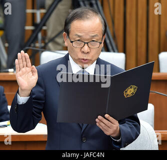 (170607) -- Séoul, 7 juin 2017 (Xinhua) -- Kim Yi-su, le Président désigné de la Cour constitutionnelle, qu'il prête serment à l'audience de confirmation de sa nomination à l'Assemblée nationale de Séoul, Corée du Sud, le 7 juin 2017. (Xinhua/Lee Sang-ho) (Yn) Banque D'Images