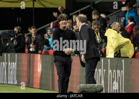 Brondby, au Danemark. Jun 6, 2017. L'équipe nationale de football manager danois Aage Hareide accueille le manager allemand Joachim basse après l'amical de football entre le Danemark et l'Allemagne au stade de Brondby. Gonzales : Crédit Photo/Alamy Live News Banque D'Images