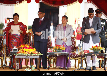 Katmandou, Népal. 7 juin, 2017. Nouveau élire premier ministre Sher Bahadur Deuba (R) prend la parole lors de la cérémonie d'assermentation du président Bidhya Devi Bhandari (L), le Premier ministre sortant, Pushpa Kamal Dahal (L-R) et l'Assemblée générale Président Onsari Gharti Magar (R-L) à la fonction présidentielle à Katmandou, au Népal, le 7 juin 2017. Credit : Skanda Gautam/ZUMA/Alamy Fil Live News Banque D'Images