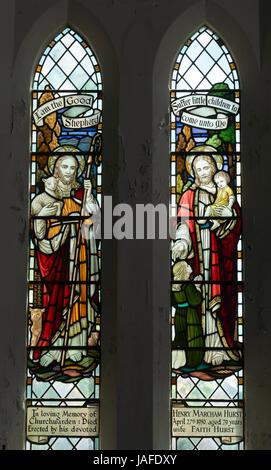 Vitraux dans l'église Holy Trinity, Milton Keynes, Northamptonshire, England, UK Banque D'Images