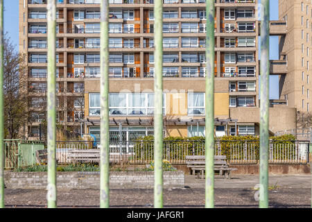 Bloc de logement du Conseil de l'Est de Londres vu à travers l'utilisation du concept de barrière bar Banque D'Images