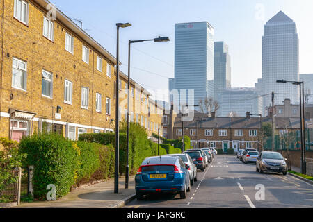 Londres, Royaume-Uni - 27 mars 2017 - English maisons terrasse contrairement à Canary Wharf, un quartier financier, à l'arrière-plan Banque D'Images