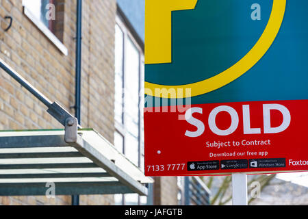 Londres, Royaume-Uni - 27 mars 2017 - Agence Immobilière vendu enseigne à l'extérieur d'une maison anglaise Banque D'Images