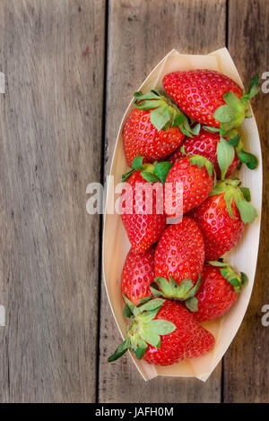 Organique mûres fraises dans un bol en écorce de bois foncé sur arrière-plan, Vue de dessus, l'été, l'alimentation saine, de l'alimentation propre concept, vue de dessus, copyspace Banque D'Images