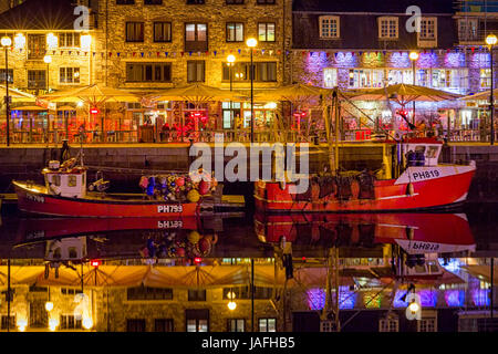 Une longue exposition photo de bateaux amarrés et disponibles dans la zone portuaire de Barbican de Plymouth le samedi soir. Banque D'Images