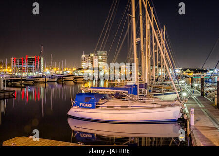 Photographies à exposition longue de yachts amarrés dans la marina autour de la zone portuaire de Barbican à Plymouth un samedi soir. Banque D'Images