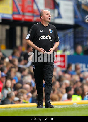 Le Manager de Portsmouth Paul Cook sur la ligne de touche Banque D'Images