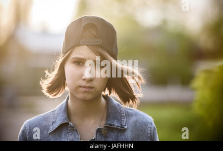 Portrait d'une jeune femme sur fond de coucher de soleil Banque D'Images