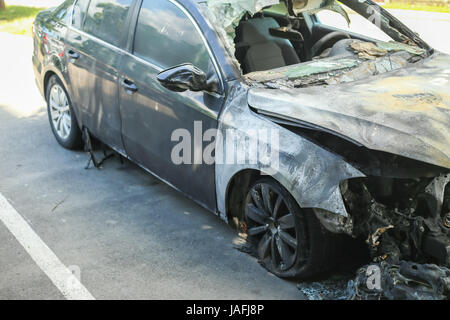 La vue latérale d'une voiture dans un parking. Banque D'Images