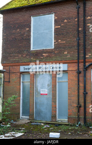 Panneau de sécurité en acier galvanisé à l'arrière de la maison avec centre Swanton signalisation. Maintenant un bâtiment abandonné. Ashford, Kent Banque D'Images