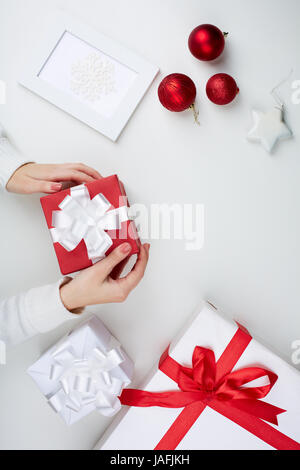 Image de boîte occupés par des femmes présente de noël entourée par d'autres Banque D'Images