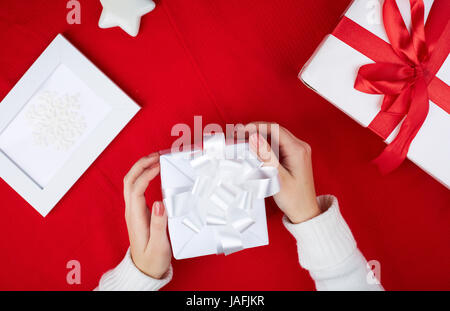 Image de boîte occupés par des femmes entouré par d'autres symboles de Noël Banque D'Images