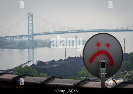 Retour à Detroit, le débat s'échauffe sur le tas de coke et de la législation devrait être présenté cette semaine à Washington pour faire face à la question, les résidents et les entreprises des deux côtés de la rivière attendent des réponses. Daniel Cherrin, porte-parole de l'entreposage en vrac de Detroit se félicite de l'occasion de parler avec d'autres sur les précautions prises pour assurer la santé et la sécurité de la communauté, "Avec la saison de navigation en cours, des vases vides s'affiche sur le quai toutes les deux semaines ou plus tôt d'être chargé avec le coke qui se traduira par de plus petits stocks le long de la r Banque D'Images