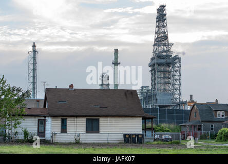 Maison située directement autour de la raffinerie de Marathon à Detroit au Michigan au Oakwood Heights district. Marathon mis 2,2 milliards de dollars en rénovations dans la raffinerie d'accommoder l'augmentation du flux de pétrole brut des sables bitumineux en provenance de l'Alberta, Canada. L'expansion a l'installation directement à côté de maisons dans le quartier le plus pollué - code postal dans le Michigan - Marathon mais refuse de leur offrir un rachat à déménager. Banque D'Images