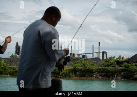 Sam Rosado a vécu dans la région industrielle du sud-ouest de Detroit pendant 16 ans. La pêche à pied où la rivière Détroit répond à la rivière Rouge, l'ensemble de tas de coke de pétrole, de charbon et de scories sur Zug Island, il dit qu'il ne mange pas le poisson qu'il prend et le fait pour le plaisir. Chasser sa ligne ajoute-t-il, "J'ai tiré quelques poissons d'ici et ils ne semblent pas correctes." Banque D'Images