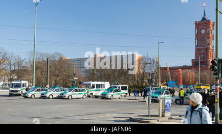 BERLIN - 16 mars : cordon de police sur la façon dont la démonstration de l'opposition le 16 mars 2013 à Berlin. Banque D'Images