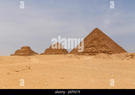 Pyramides de reines en face de pyramide de Menkaourê dans Giza, Egypte Banque D'Images