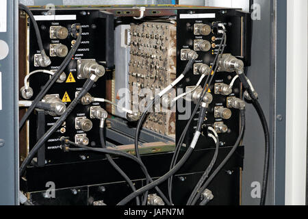 Raccordement des câbles d'antenne à l'équipement pour la communication cellulaire. Banque D'Images